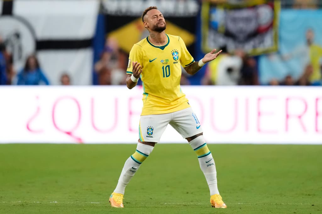 El brasileño Neymar reacciona al saltar al campo durante el partido de fútbol