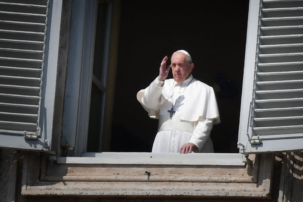 El Papa Francisco saluda desde la ventana del palacio apostólico con vista a la plaza de San Pedro vacía. Se transmitió en en vivo su oración del Ángelus de este domingo 22 de marzo de 2020 en El Vaticano.