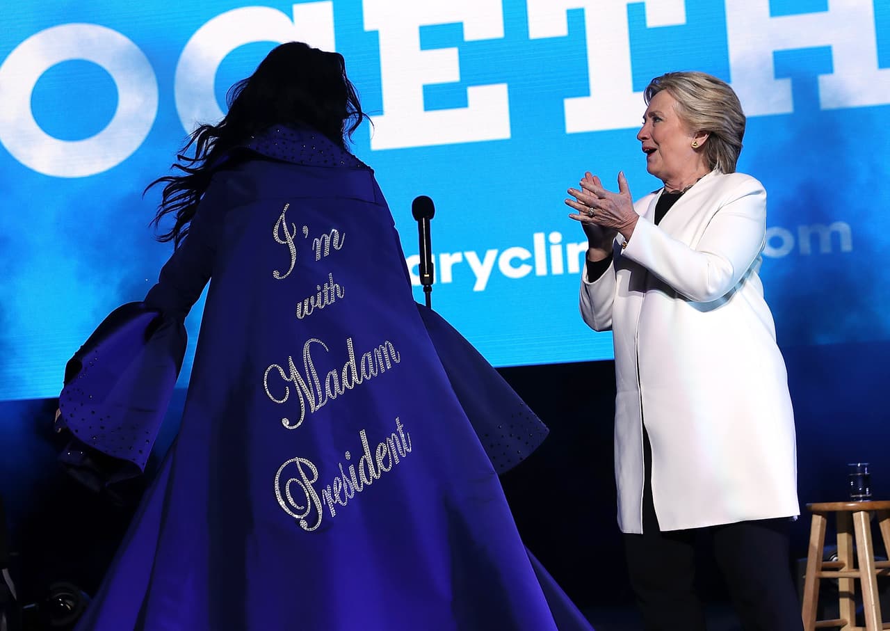 La capa que Perry se puso para el concierto decía "Estoy con la Señora Presidenta". Clinton aplaudió cuando la vio.