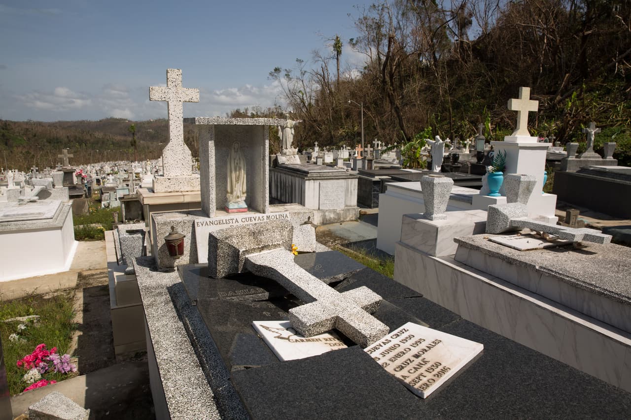 Aunque las autoridades locales aseguran que no hubo cuerpos expuestos, medios de la isla afirmaron que el deslizamiento de tierra desenterró a decenas de cadáveres en Lares.