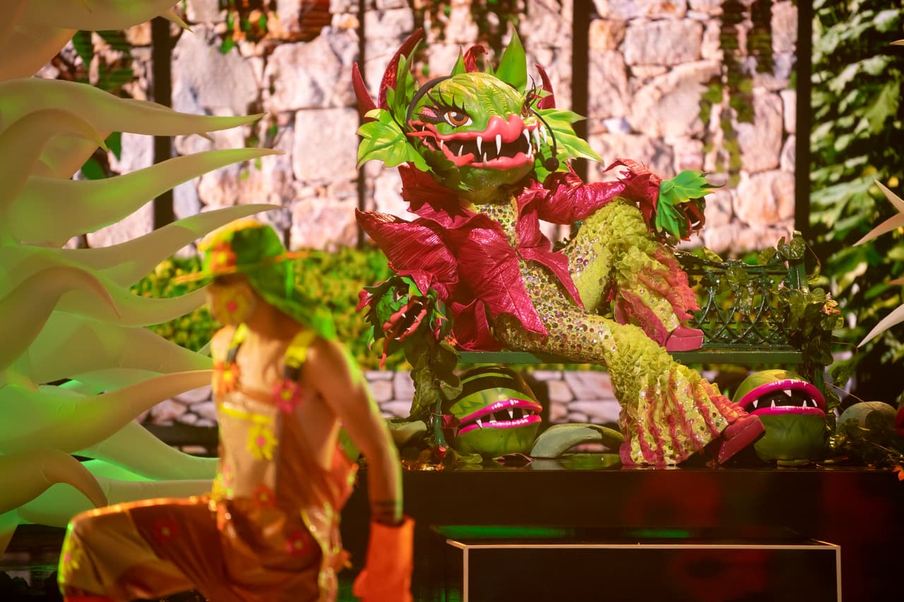 Carnívora admitió que Vadhir Derbez "está suculento" y, previo, también había admirado la belleza de Carlos Rivera. Ambos halagados creen que detrás de la máscara está Alicia Villareal.