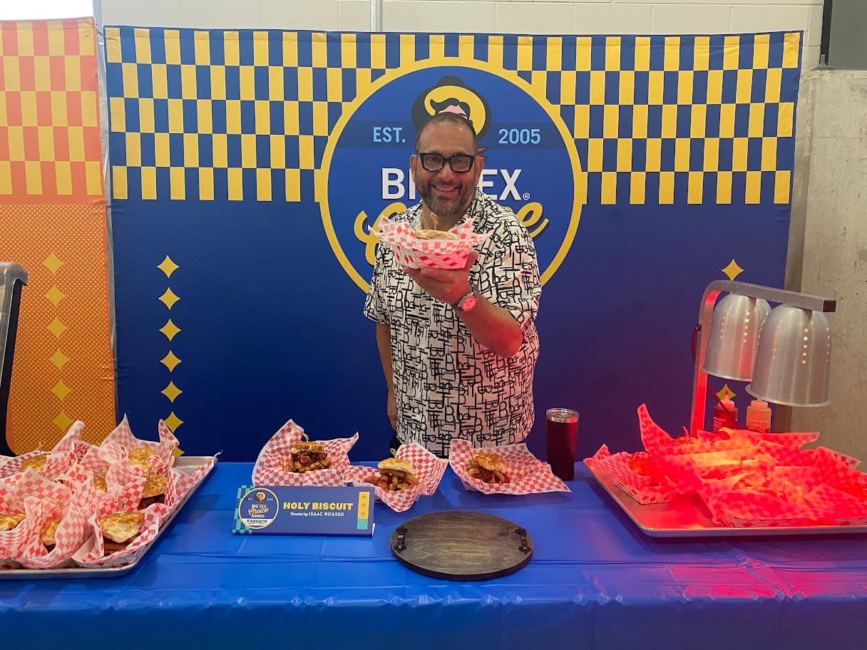 <b>Holy Biscuit:</b> Galleta dorada se apila con pechuga desmenuzada ahumada lentamente y queso de maíz callejero asado al fuego. Está cubierto con tocino de corte grueso rociado con miel de Texas caliente y papas fritas crujientes en escabeche.