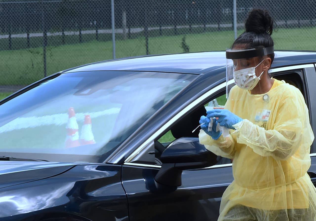 Un concurrido centro de pruebas de covid-19 en Kissimmee, a unas 14 millas de donde se encuentras los parques de Disney. 
<br>
<br>
<a href="https://coronavirus.jhu.edu/testing/individual-states/florida"><u>Florida está realizando cerca de 100,000 pruebas diarias de covid-19</u></a>, de las cuales el 18.6% resultan positivas.
<br>