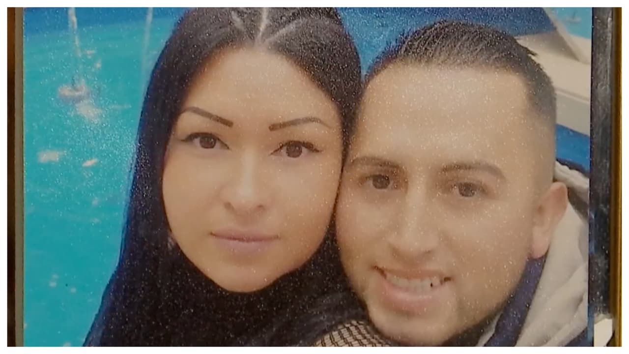 <b>Ahí su situación se puso difícil:</b> separada de su esposo, 
<a href="https://www.univision.com/local/nueva-york-wxtv/era-una-chica-joven-se-conocen-detalles-de-la-migrante-que-se-quito-la-vida-en-un-refugio-de-nueva-york-video?utm_campaign=Univision%20Nueva%20York&utm_medium=social&utm_source=facebook&fbclid=IwAR2aPGJDpvJ8yY7rsPTsJY9jAxSB9OxkjvI56o9AsfJUN1PMQRnWjT8PI3M" target="_blank">la joven mujer</a> no solamente lo extrañaba, le costaba salir a trabajar sin alguien que cuidara a los niños que, en el refugio, no se pueden quedar solos.