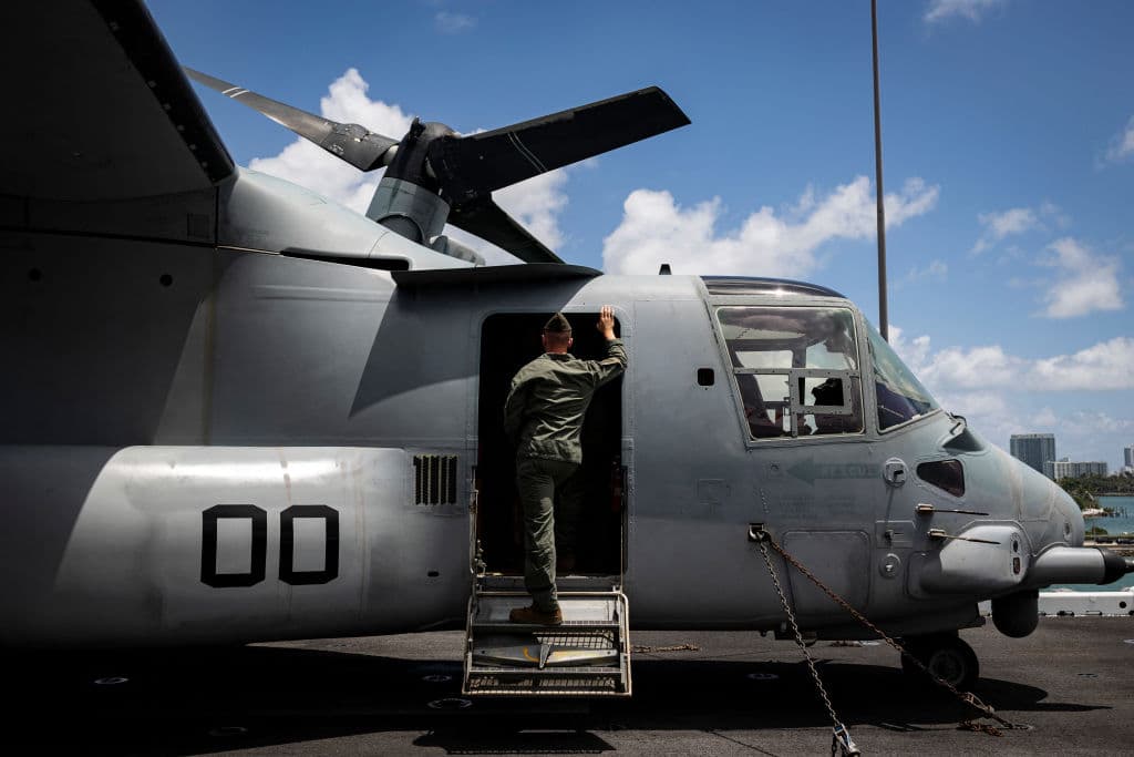 A bordo del USS Bataan están los integrantes del Escuadrón 162 (VMM-162). Su misión principal es transportar a las tropas de combate, equipos que necesiten o provisiones, en caso de un operativo. Los integrantes de este escuadrón aprenden a realizar su trabajo a cualquier hora, en medio de las condiciones climáticas más adversas.