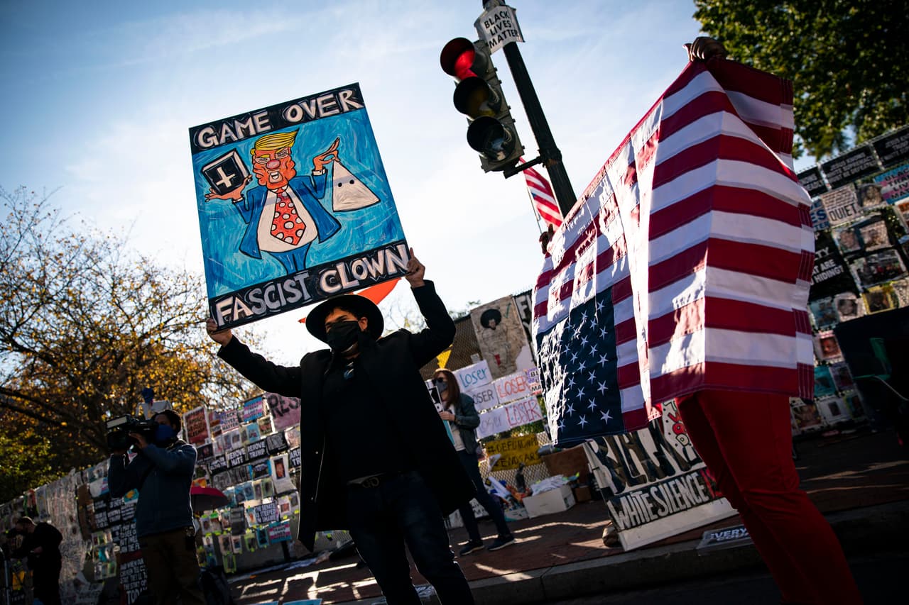 En varios estados miles de manifestantes han salido a las calles para pedir que se respeten los votos y que continúe el proceso electoral bajo las reglas de cada estado. La fotografía muestra a los manifestantes en Washington DC el jueves en la mañana.