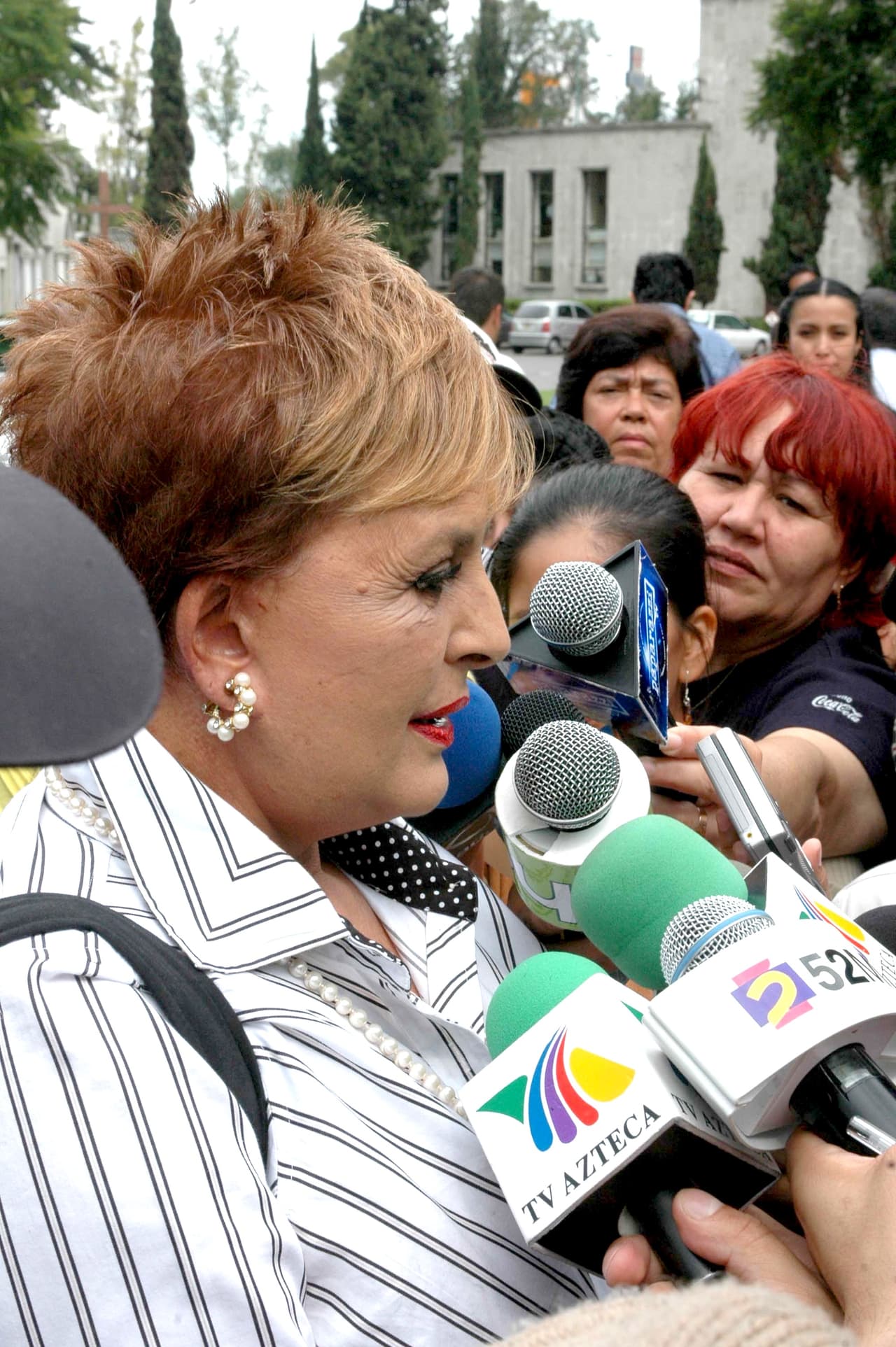 La presentadora de 78 años ofreció sus servicios para ser contratada:
<b><a href="https://www.univision.com/famosos/barro-muy-bien-talina-fernandez-madre-de-la-fallecida-mariana-levy-busca-empleo-a-sus-74-anos-fotos" target="_blank">"Estoy lista para trabajar</a></b>
<a href="https://www.univision.com/famosos/barro-muy-bien-talina-fernandez-madre-de-la-fallecida-mariana-levy-busca-empleo-a-sus-74-anos-fotos" target="_blank">, sacudo muy bien, barro muy bien,</a> para lo que me quieran. Sé hacer punto de cruz, punto parís, punto de sombra, sé tejer bufandas rapidísimo y sé platicar de las experiencias de la vida que comparto con muchas mujeres de mi edad", dijo para el programa 'Sale el Sol'.