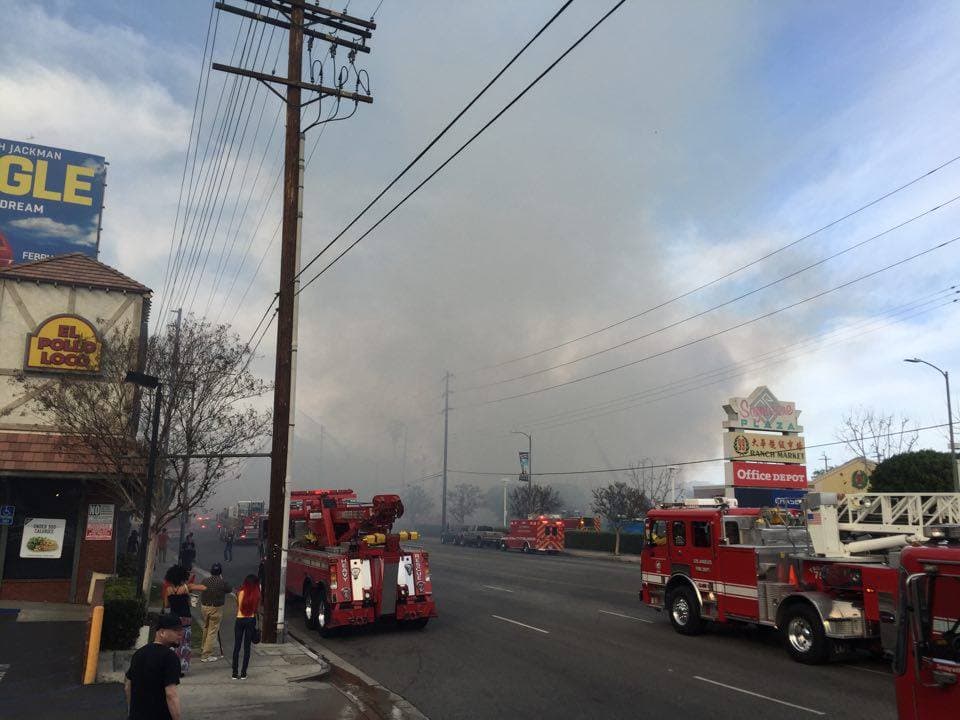 Masivo incendio destruyó motel en Van Nuys