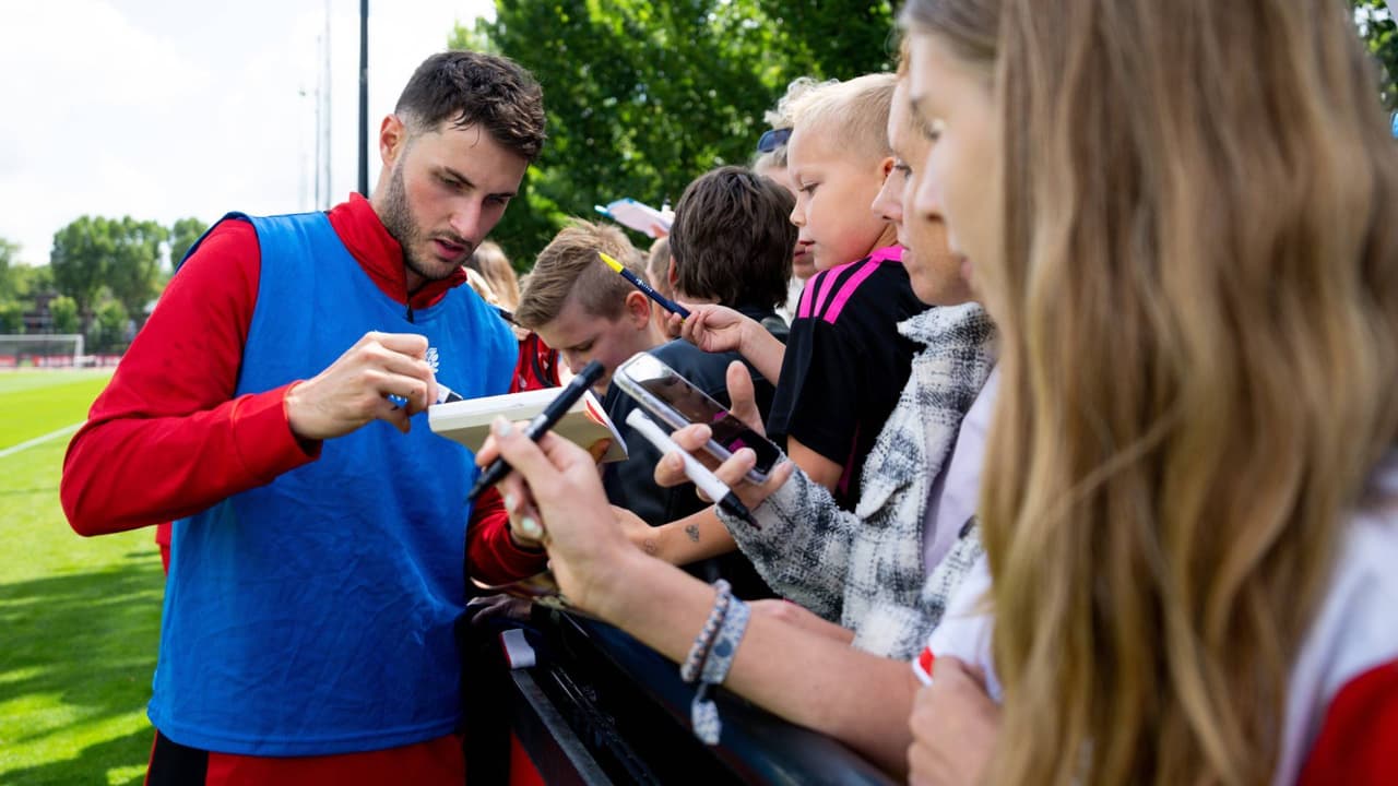 Santi Giménez se perfila como suplente con Feyenoord en Supercopa