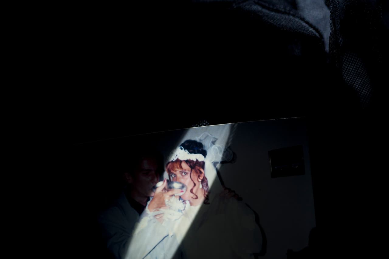 Un álbum de fotos completo está entre los objetos que dejaron los cubanos. En él se ven instantáneas de una boda, momentos felices que pertenecían a alguno de los deportados.