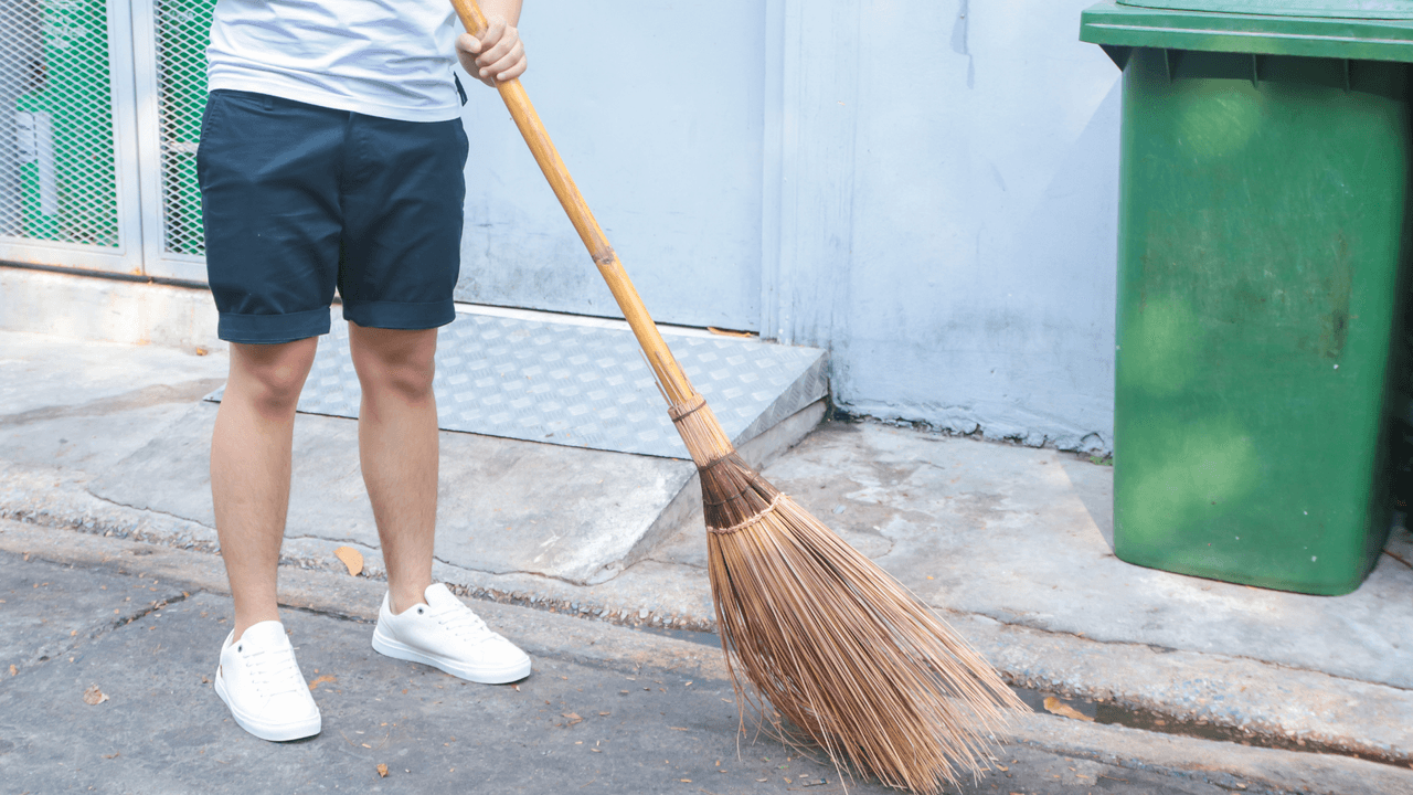 <b>Barrer la puerta</b>
<br>Durante los primeros minutos del año nuevo puedes expulsar las malas vibras de tu casa barriendo en la puerta de adentro hacia afuera. Un par de escobazos y convicción bastan.