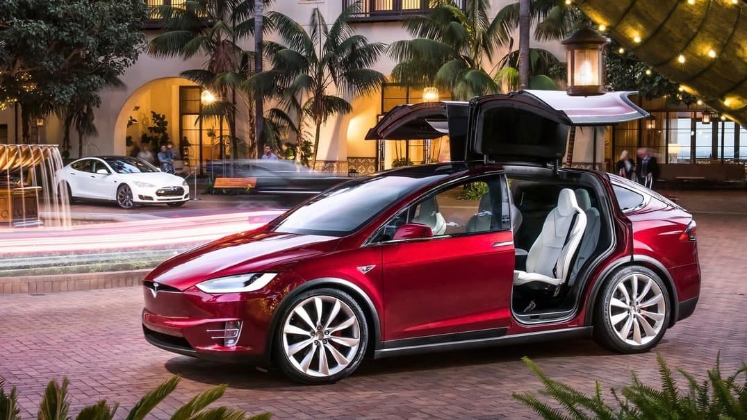 <b>Tesla Model X</b>
<br>
<br>La camioneta SUV, o crossover de Tesla es tan polarizante como interesante. Sus puertas trasera alas de halcón y su diseño que replica en lo más posible al del Model S, la destacan decididamente de cualquier otra SUV disponible en la actualidad.