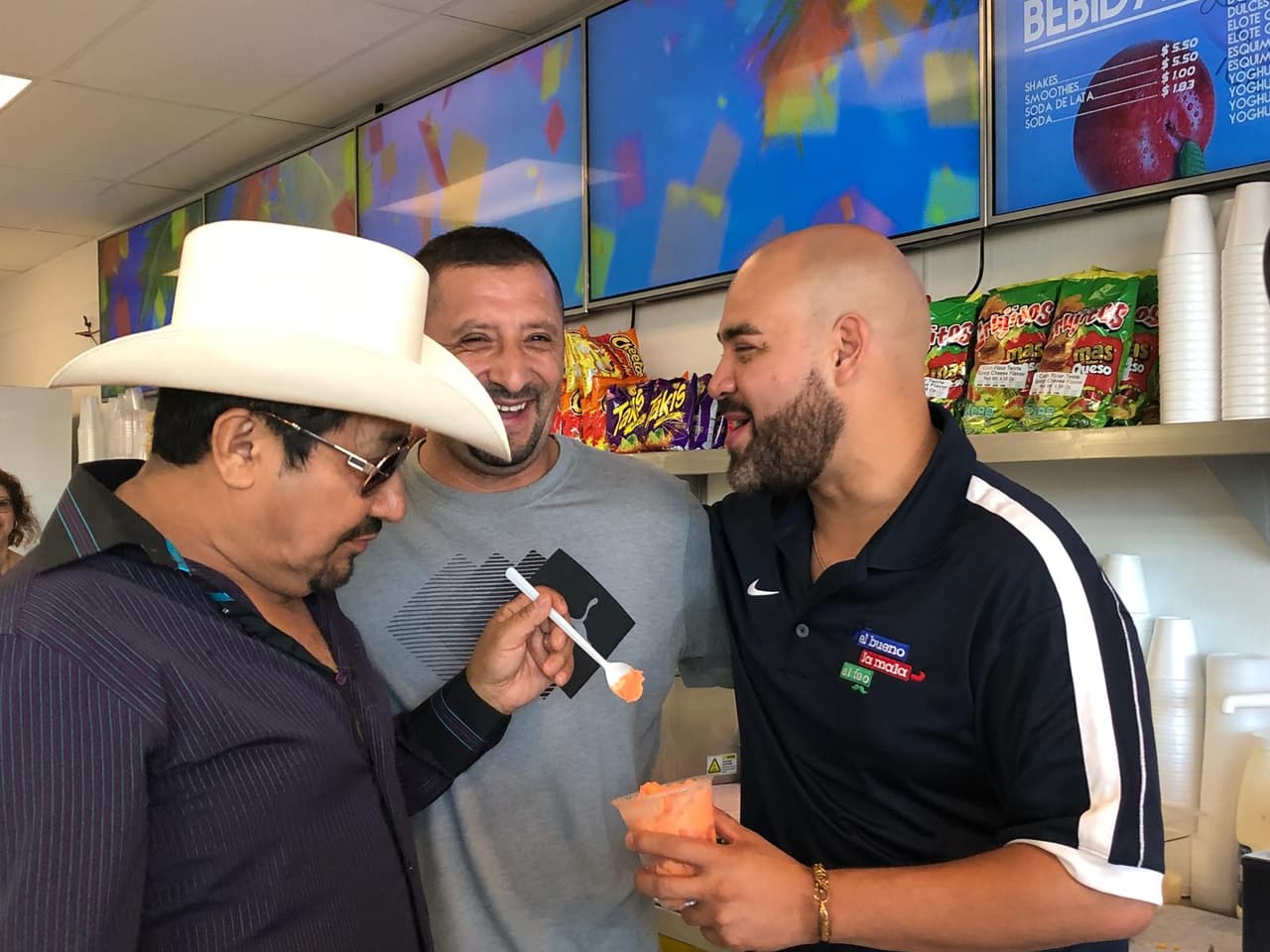 Todo era risas y delicioso helado, hasta que llegó el dueño del establecimiento a hablar de la cuenta que debían.