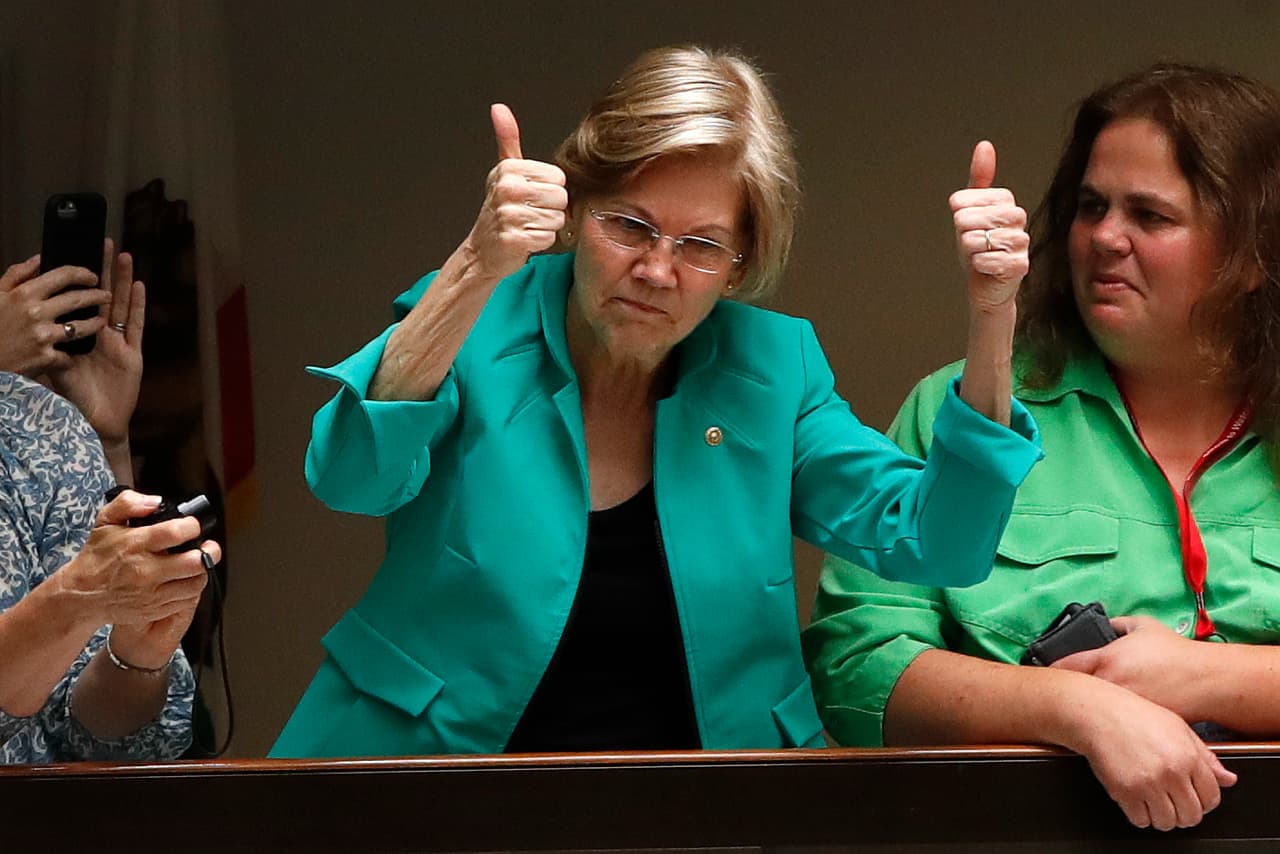 La senadora por Massachussetts Elizabeth Warren también dijo presente en la manifestación. "La gente de este país está preocupada y tienen razón para estarlo", aseguró.