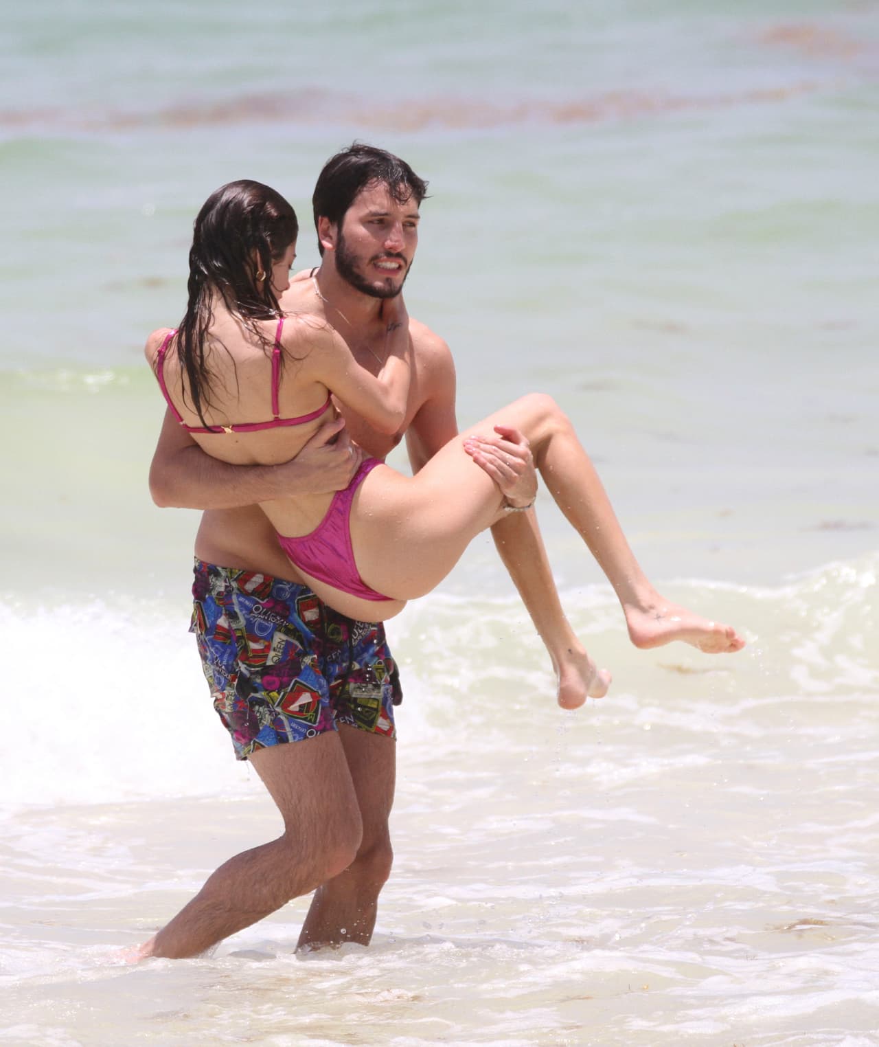 El nominado a Premios Juventud cargó a su amada y corrió con ella entre sus brazos.