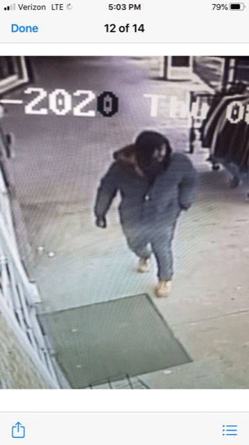 Las autoridades dijeron que el sospechoso llega armado a los lugares, ordena a los empleados que abran la caja fuerte y se llevan el dinero.