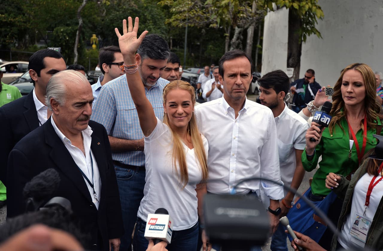 Los expresidentes Quiroga (der) y Pastrana (izq) junto a Lilian Tintori.