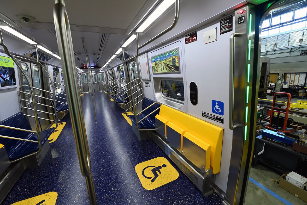 También incluyen más asientos accesibles y pantallas digitales para mostrar información a los pasajeros en tiempo real.
<br>