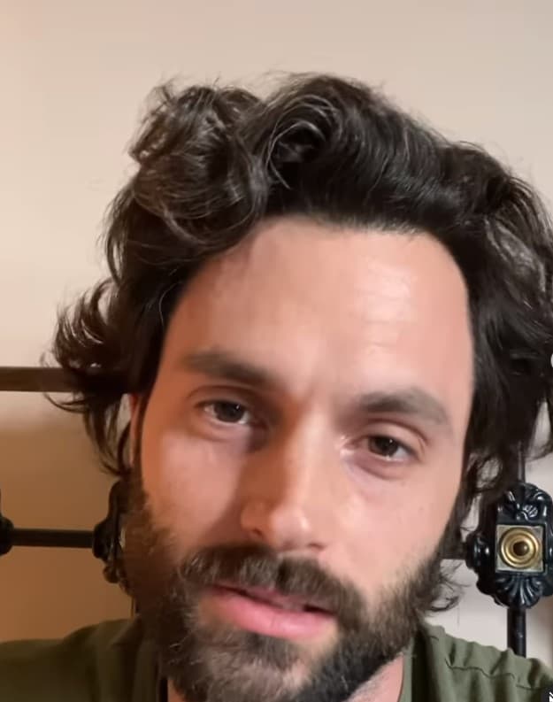 <b>Penn Badgley</b>
<br>Tan solo en la serie de Netflix ‘You’, la cual protagoniza, Penn Badgley ha tenido que besar a guapas compañeras de reparto como Elizabeth Lail y Victoria Pedretti.