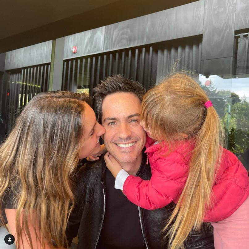 A sus 44 años Mauricio Ochmann está disfrutando al máximo la paternidad, el actor se siente 
<b><a href="https://www.univision.com/famosos/mauricio-ochman-foto-lorenza">feliz con sus dos hijas</a></b>. 
<br>