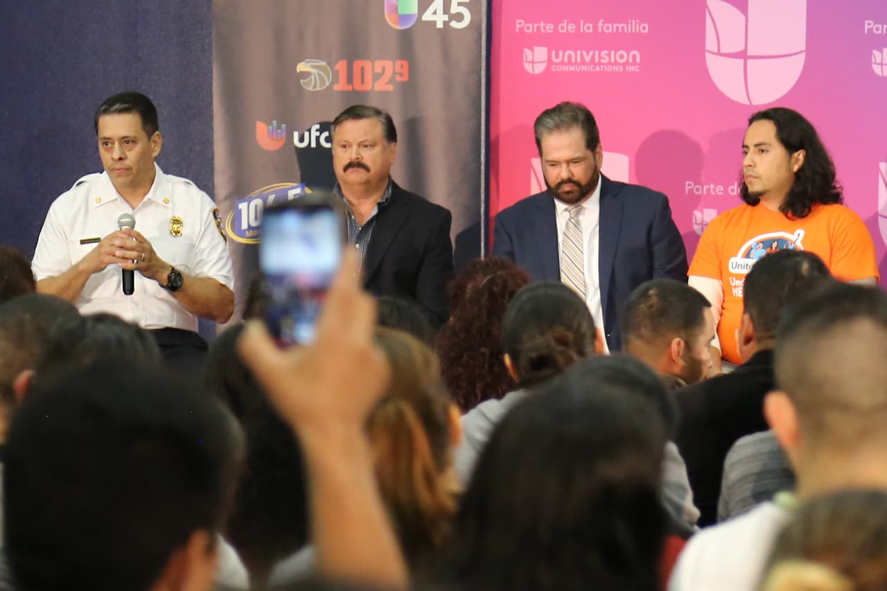 El mensaje para los inmigrantes en el foro de parte de Samuel Peña, jefe del Departamento de Bomberos de Houston, fue claro y simple. 'Su departamento existe para servir a la comunidad en general, sin importar el estatus migratorio, el nivel socioeconómico, su raza, etc.'.