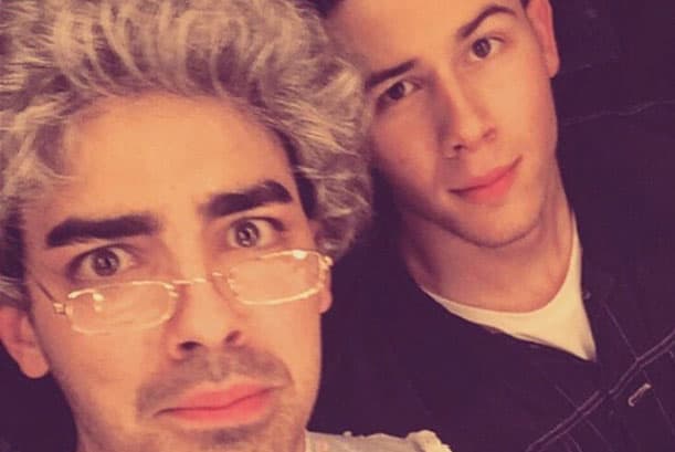 Toda es más divertido cuando se hace en familia: "@joejonas grandma joe".