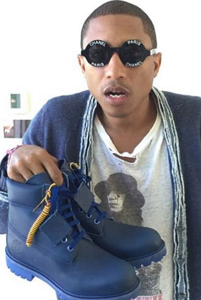 Los accesorios siempre son los aliados del cantante Pharell para las selfies.