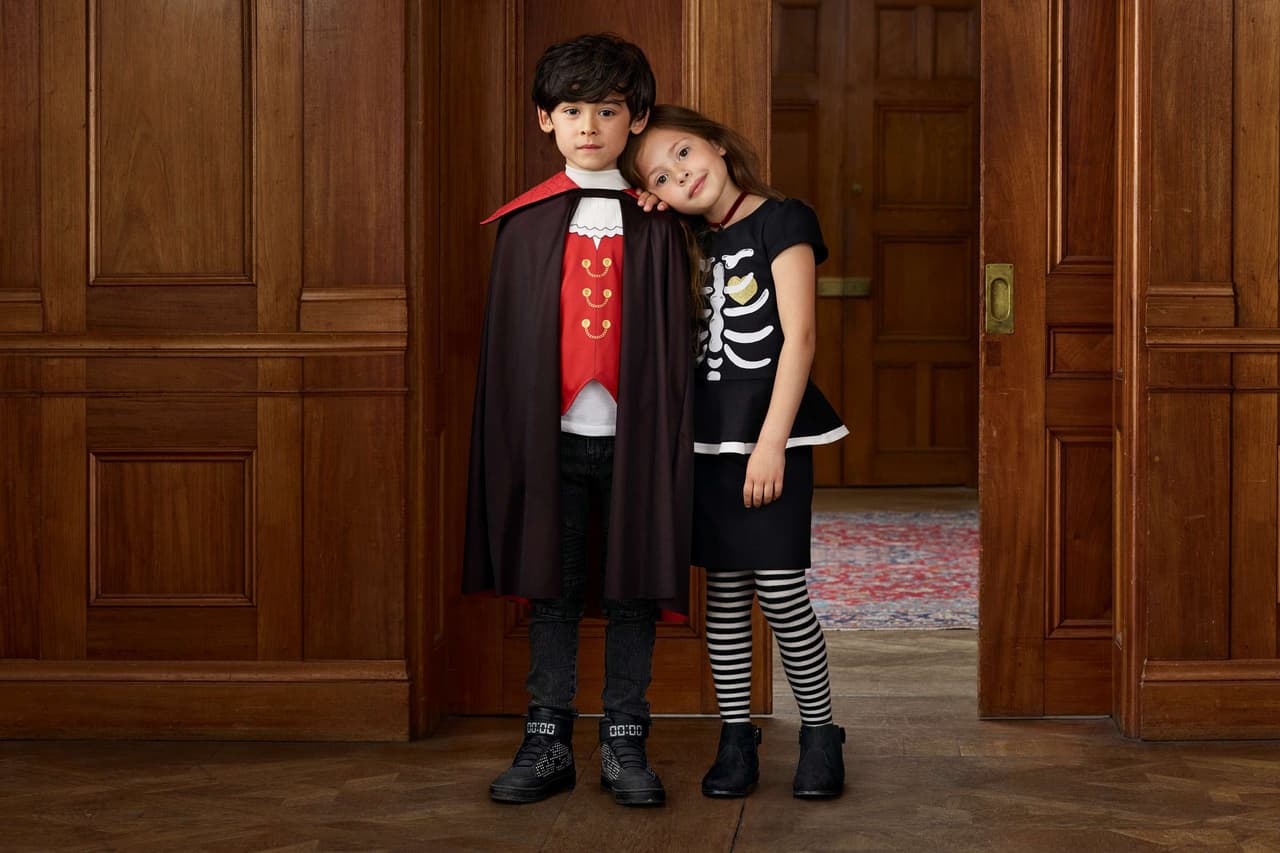 H&M ofrece ropa y disfraces para niños, que se pueden usare Halloween, pero también después combinados con otras prendas (lo que le da más vida al disfraz). La colección de Halloween de H&M tiene prendas y accesorios que van de los 4 a los 25 dólares.