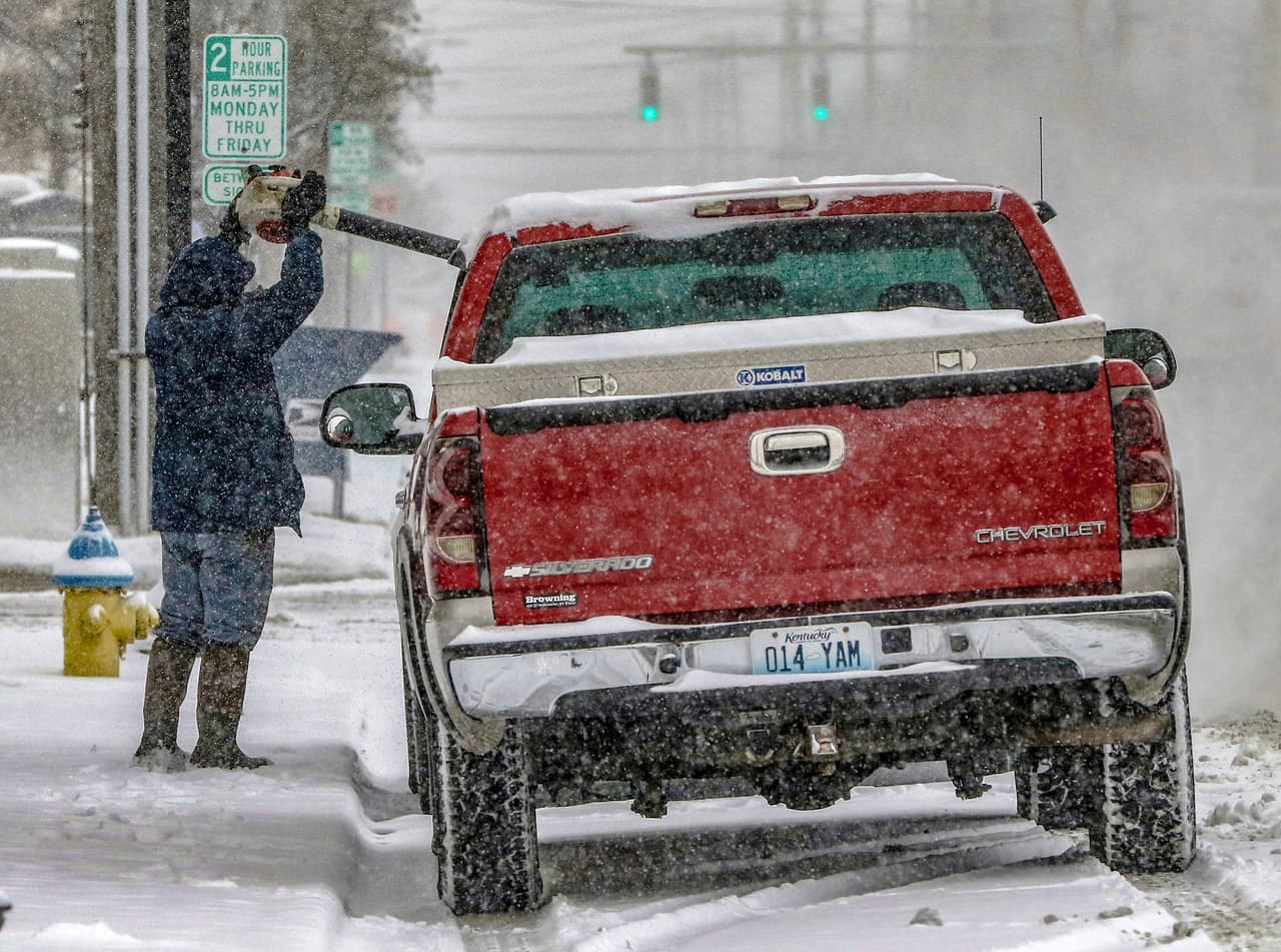 Un tractor-remolque se hundió en Greenwich, Connecticut, y forzó el cierre temporal de la autopista Interestatal 95 en dirección sur, dijo la policía estatal.
<br>
<br>Esta fotografía muestra la nevada en Kentucky el 6 de enero, antes de desplazarse hacia el noreste.
<br>
