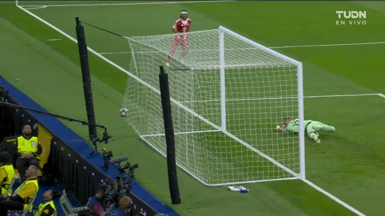 ¡TIRO ATAJADO! disparo por Michael Olise.