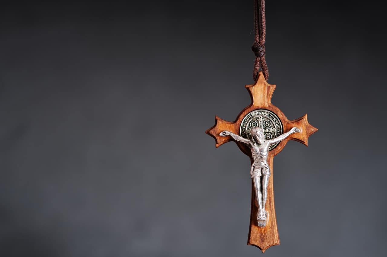 También podemos mezclar amuletos con nuestros típicos artículos religiosos, como este CRUCIFIJO que está mezclado con una medalla de San Benito, aumentando su poder y luz sagrada.