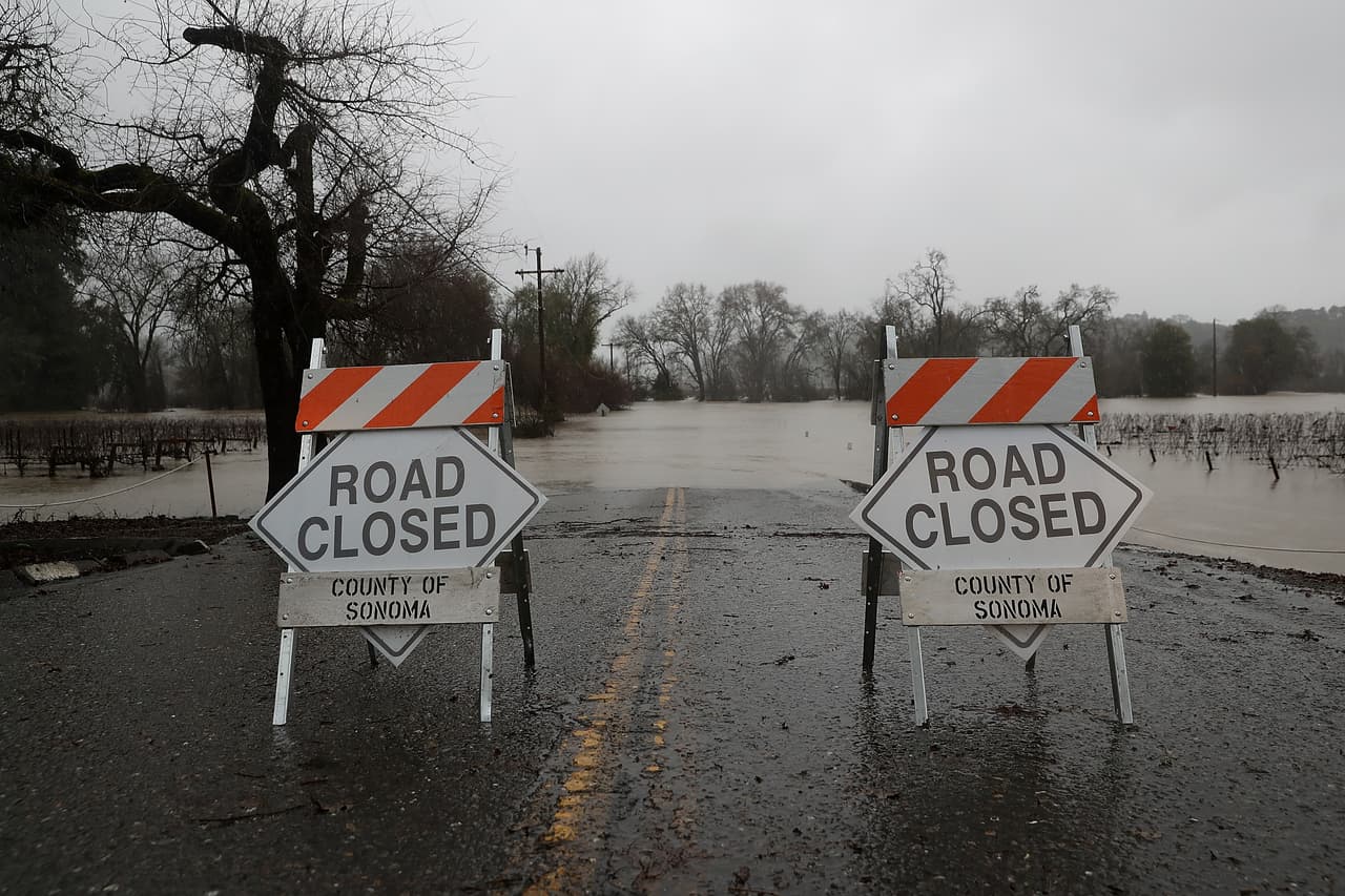 Una nueva serie de tormentas está trayendo fuertes lluvias e inundaciones a varios poblados como Guerneville y Forestville en el norte de California unos días después de que la lluvia y las tormentas de nieve golpearon la región trayendo una gran cantidad de agua que beneficiaría a California, un estado severamente afectado por la sequía.