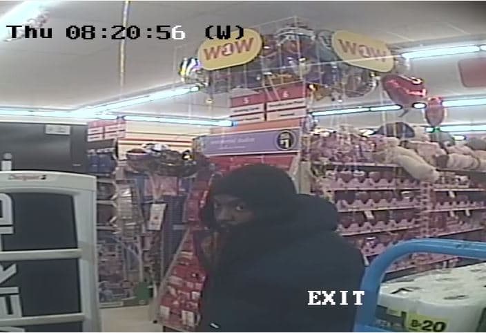 Las autoridades dijeron que el sospechoso llega armado a los lugares, ordena a los empleados que abran la caja fuerte y se llevan el dinero.