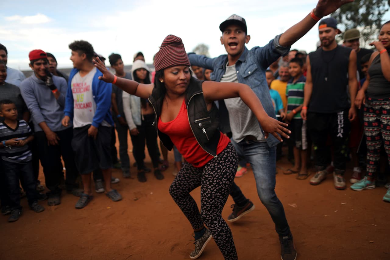Los viajantes han tenido tiempo para entretenerse con bailes en los refugios de Tijuana.
