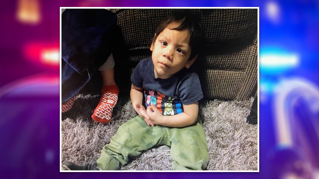 Las autoridades señalaron que todo empezó 
<b>con una denuncia anónima </b>que indicaba que 
<b>no habían visto al pequeño de 6 años desde el pasado mes de noviembre</b>. Noel vivía con su mamá en una casa en el bloque 3700 en Wisteria.