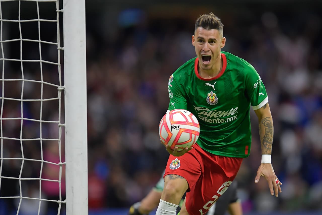 El 'Chicote' Calderón tomó la pelota de la anotación.