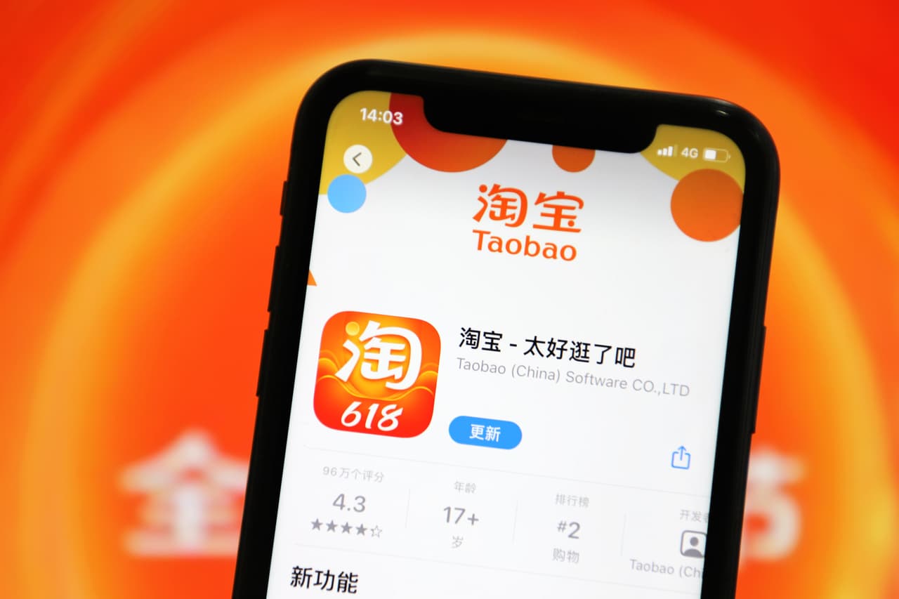 <b>Puesto 18. Taobao</b>
<br>
<br>Valor de la marca en 2021: 53,300 millones de dólares.
<br>
<br>Cambio en el valor de la marca de 2020 a 2021: +44.2% (+16,300 millones de dólares).
<br>
<br>Sector: Tecnología.
<br>
<br>País: China.
<br>
<br>Taobao es una de las tres marcas del Grupo Alibaba que se encuentra entre las 50 más valiosas del mundo, junto con Tmall y Alibaba.com. 
<br>
<br>Al igual que muchas otras opciones de comercio electrónico, Taobao ganó gran valor a medida que la gente recurrió a las compras en línea en medio de la pandemia.
<br>