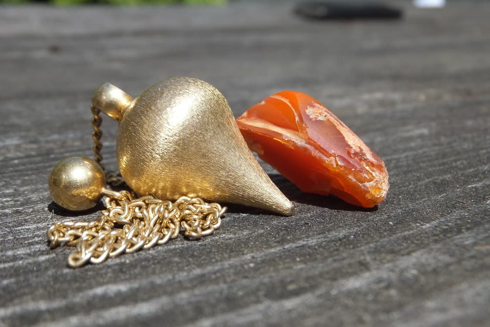 Además de todo esto, el ópalo es un gran amuleto para los signos de Cáncer, Libra, Escorpión, Géminis y Acuario. Curiosamente hay quienes creen que si no perteneces a uno de estos signos, no debes tener un ópalo, ya que es "peligrosa" para quienes no armonicen con ella.