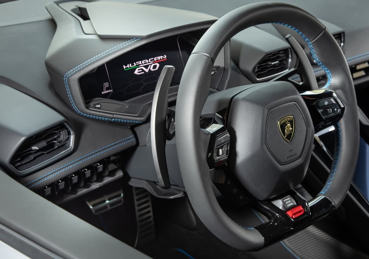 Aquí abundan los detalles en
<b> cuero genuino, fibra de carbono y metales bien trabajados</b>.