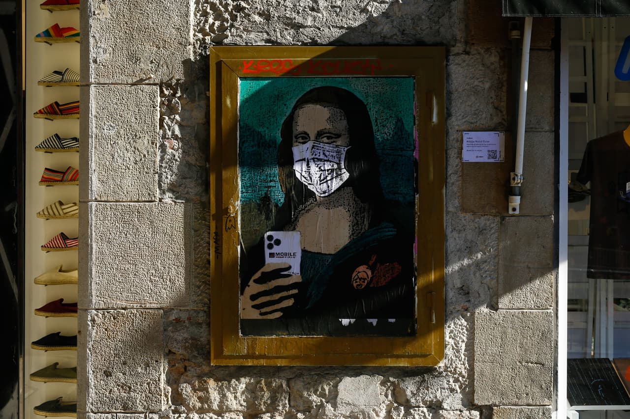 El artista urbano italiano Salvatore Benintende, llamado también "TVBOY", colgó en una pared de Barcelona a una Mona Lisa con mascarilla y un teléfono móvil, en el que se lee: "Mobile World Virus" (Virus del mundo móvil), una alegoría a la famosa cita mundial que iba a ocurrir en esa ciudad a finales de febrero y tuvo que ser cancelada por temores ante el brote del coronavirus.