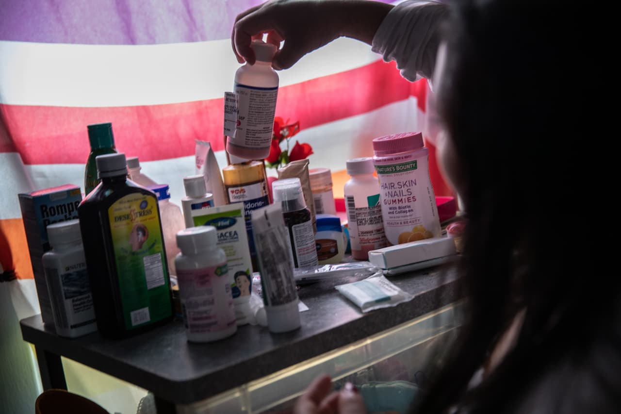 Según un reporte de la agencia AP, la senadora Elizabeth Warren y la representante Ayanna Pressley enviaron el viernes una carta al secretario de Servicios de Salud y Humanos, Alex Azar, en la que dijeron que no hay datos demográficos sobre las personas que se hacen pruebas o que son tratadas por el coronavirus. En la fotografía una de las inmigrantes en aislamiento revisando sus medicinas en Long Island. Esta hondureña se encuentra esperando su proceso de asilo en EEUU.