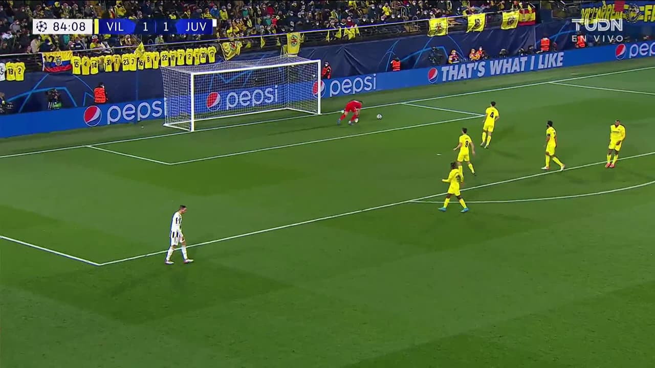 ¡TIRO ATAJADO! disparo por Dusan Vlahovic.