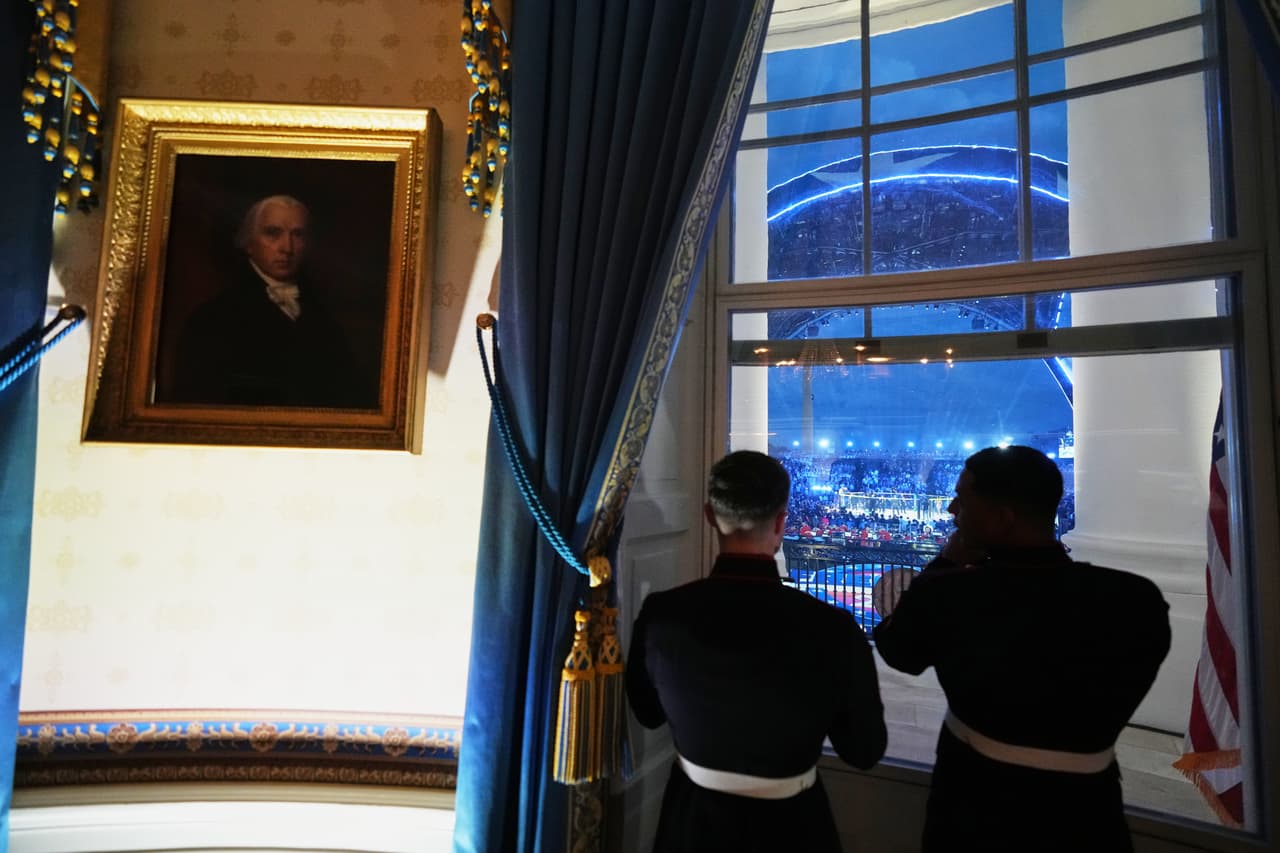 Dos infantes de marina observan el evento UFC Freedom 250.
