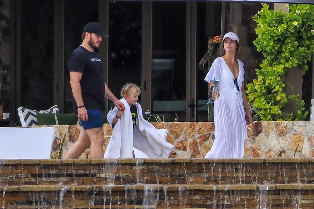 El hijo pequeño de Chris,
<b><a href="https://www.univision.com/entretenimiento/chris-pratt-y-anna-faris-se-divorcian-y-no-revelan-por-que"> fruto de su matrimonio con Anna Faris,</a></b> convive ya con la prometida de su padre y la familia de ésta.