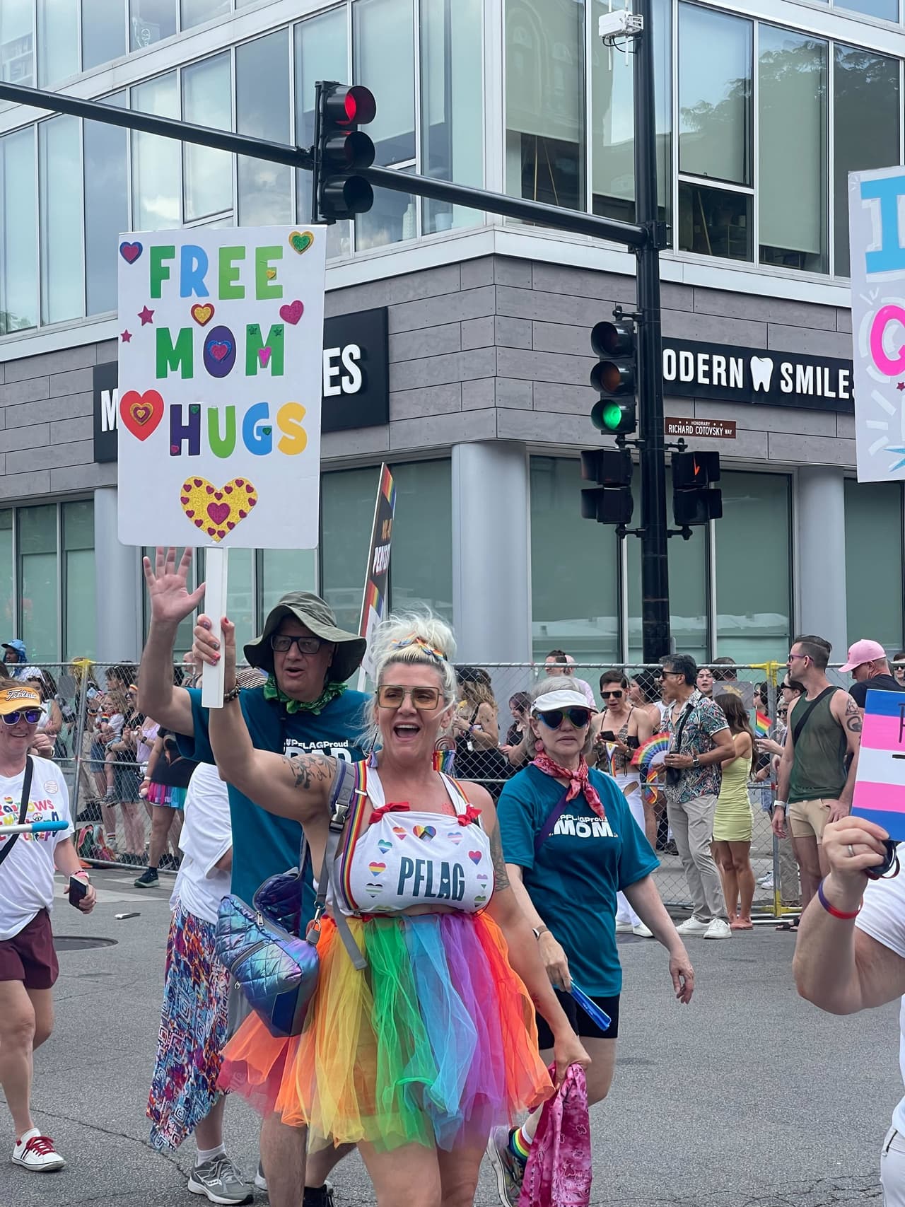 Además, este año el restaurante Void organizó un pop‑up parodia al estilo Chick‑fil‑A, con ganancias destinadas a la organización Brave Space Alliance, como acto de protesta y en solidaridad con la comunidad LGBTQ+.