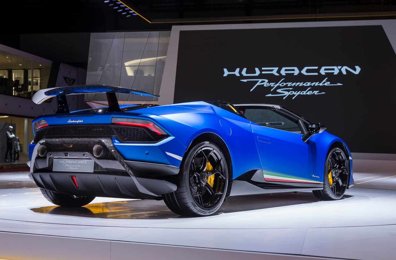 Este Lamborghini Huracán Performante Spyder es más rápido que un Huracán Spyder por milésimas de segundos. El primero acelera de 0 a 62 mph en 3.1 segundos, mientras el segundo en 3.4 segundos.