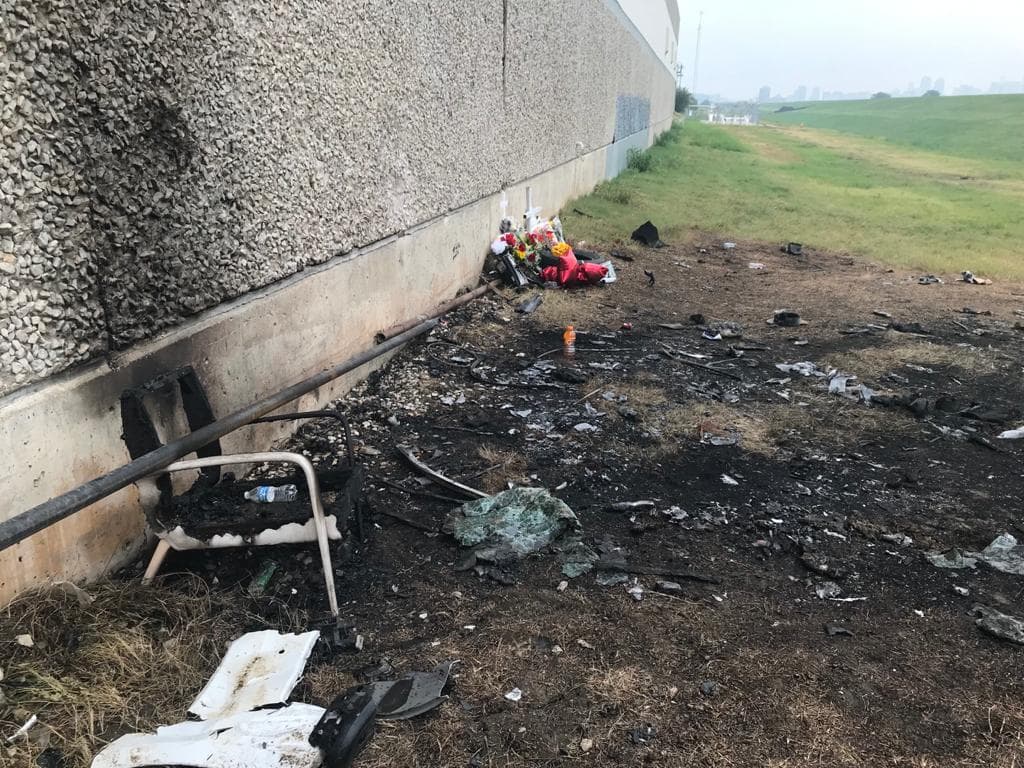 La camioneta en la que se transportaban las víctimas se estrelló con otro vehículo a gran velocidad, cayó de un puente y luego explotó.
<br>
<br>