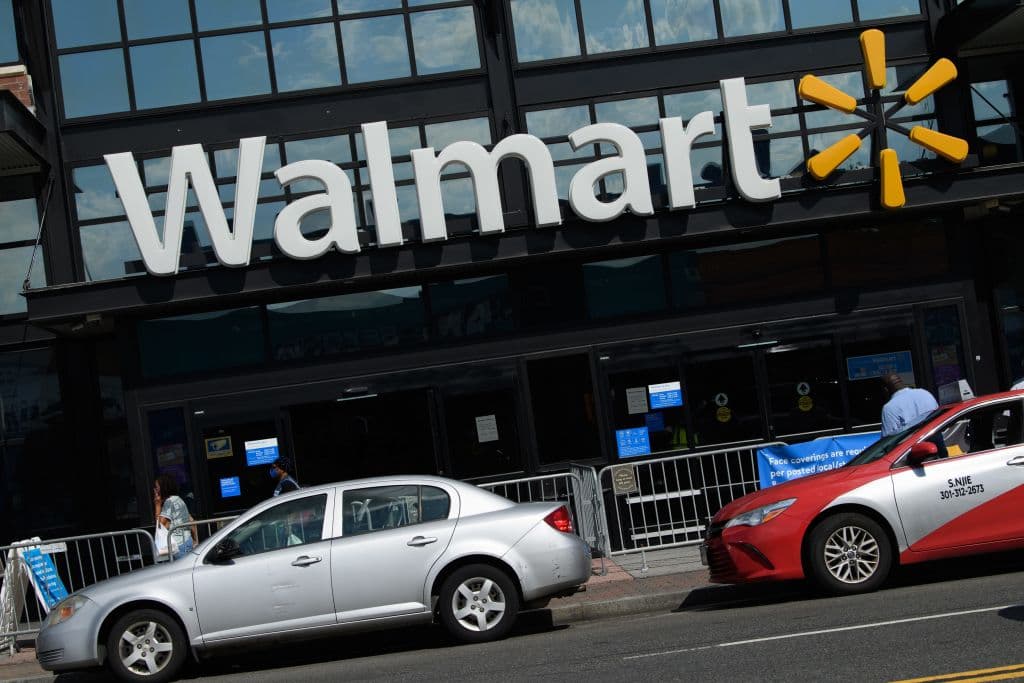 <b>Walmart: </b>Walmart anunció este viernes que sus clientes y trabajadores completamente vacunados 
<b>no tienen que llevar mascarillas en sus establecimientos</b>, lo cual se puso en práctica el mismo viernes. "También estamos revisando si aún se pueden requerir máscaras para ciertos códigos de trabajo con fines de salud y saneamiento y pronto compartiremos orientación adicional", dijo la compañía 
<a>en un comunicado</a>. También esclarecieron que deberá cumplirse cualquier normativa local y estatal al respecto. "Los empleados de Walmart no vacunados deben seguir usando máscaras, y aquellos que estén vacunados aún tendrán la opción de usar una máscara si así lo desean", añadió el comunicado.