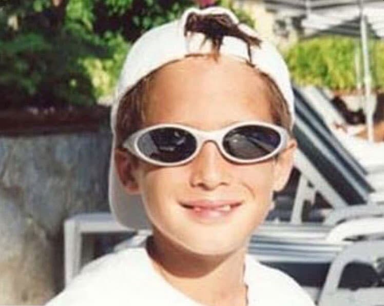 Nació el 29 de noviembre en la Ciudad de México, hijo de padre mexicano y madre estadounidense.