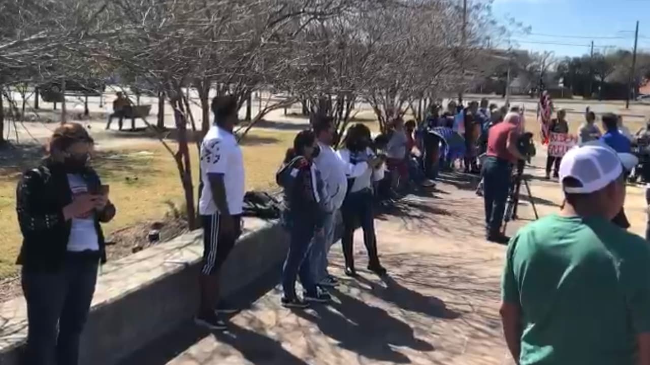 La iniciativa comenzó en redes sociales para demostrar la fuerza de la comunidad hispana en el país, dicen los participantes.